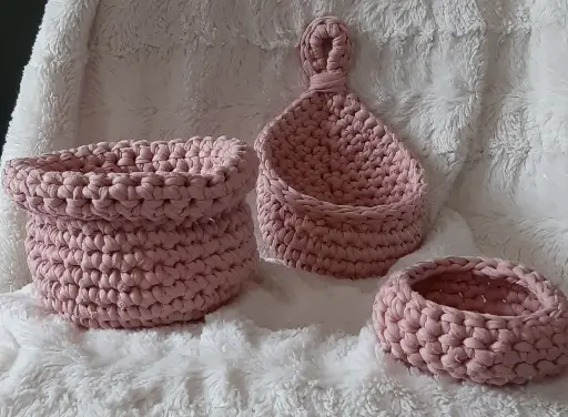 3 PANIERS AU CROCHET (vieux rose)​