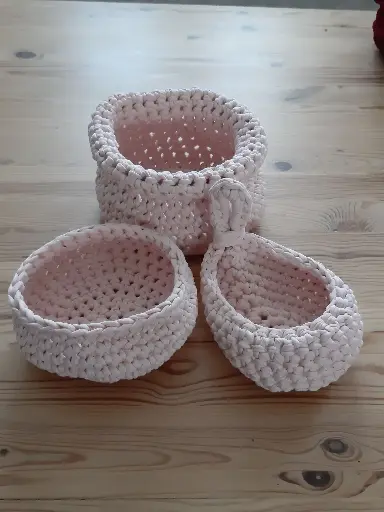 3 PANIERS AU CROCHET (rose clair)